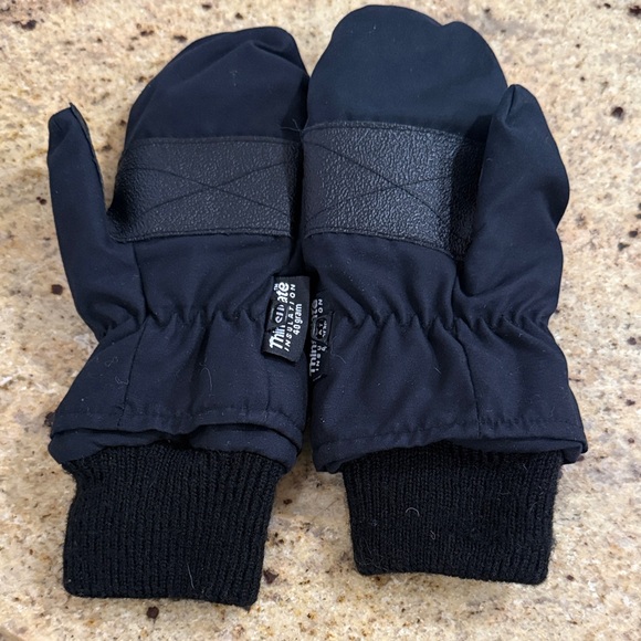 3M Thinsulate Other - Thinsulate Insulation 40 gram youth black snow ski mittens